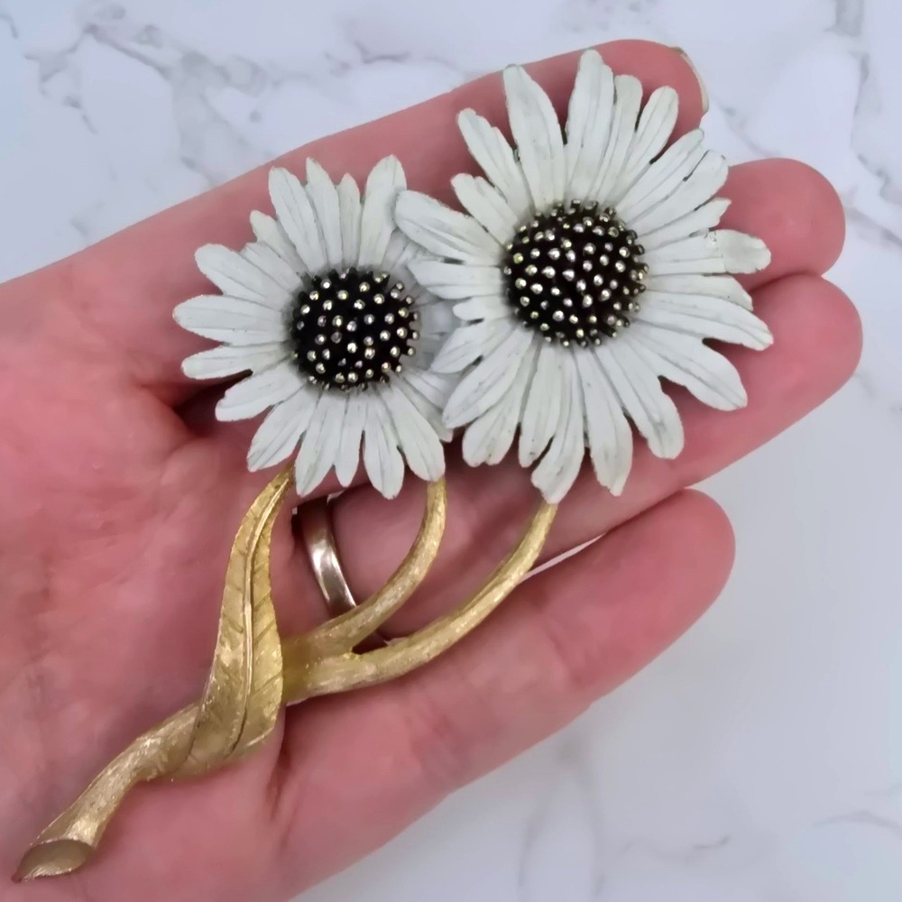 Vintage Ledo 1961 Large White Daisy Flower Brooch Gold Tone Textured 4in MCM